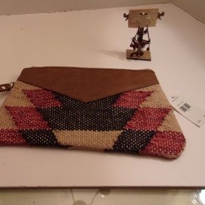 NWTS CUTE CLUTCH AND EARRINGS. S2-3